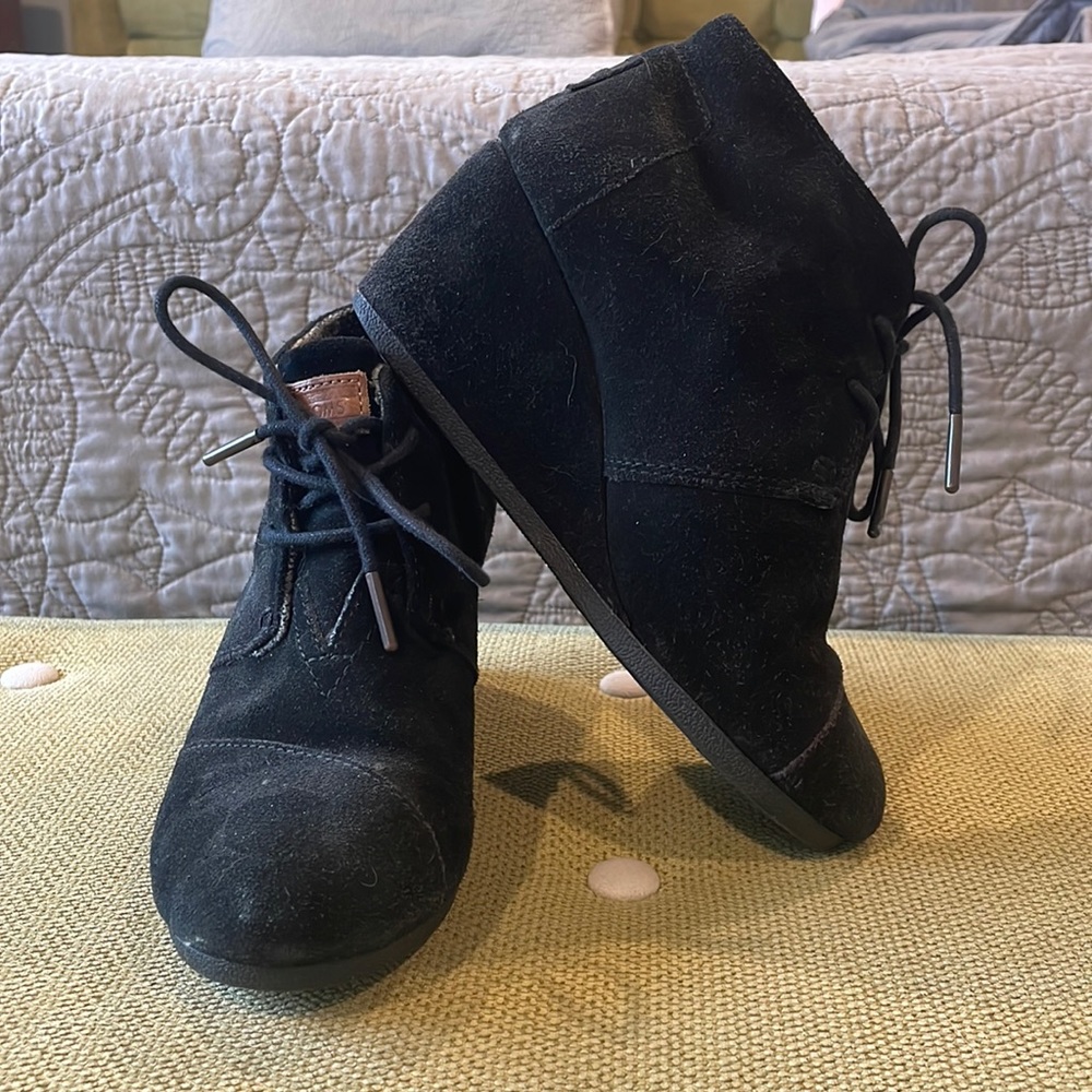 Toms black suede wedges 🖤